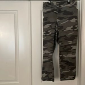 Size 24 w 4 pockets Camouflage green Democracy Pants